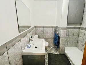 Shower room- click for photo gallery